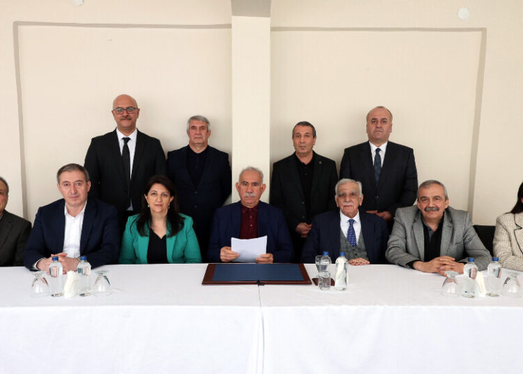 Abdullah Öcalans historiska budskap: ”PKK bör upplösas och vapnen läggas ner”