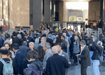 Människor samlas vid AKM för att ta farväl av Sırrı Süreyya Önder