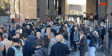 Människor samlas vid AKM för att ta farväl av Sırrı Süreyya Önder