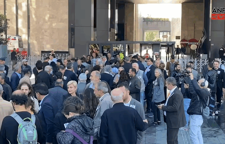 Människor samlas vid AKM för att ta farväl av Sırrı Süreyya Önder